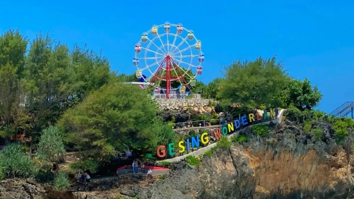 Gesing Wonderland 2026 hadir dengan tiket Rp25 ribu, spot foto gratis, bianglala tepi laut, infinity pool, villa kapal, dan panorama Pantai Gesing (Pinterest).