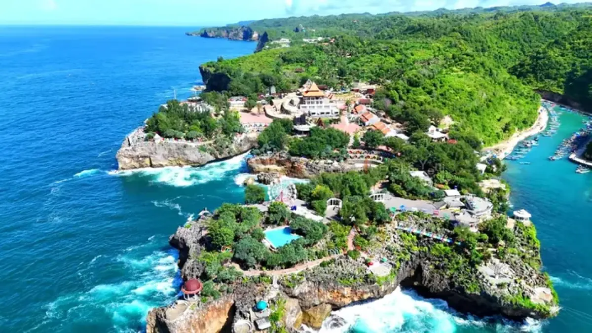 Gesing Wonderland Gunungkidul menghadirkan wisata viral dengan bianglala tepi pantai, villa kapal, Ulu Cafe, dan spot foto estetik berlatar Samudra Hindia (Pinterest).