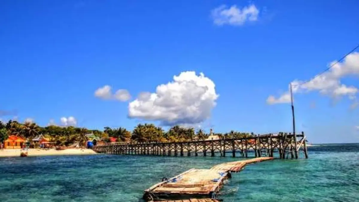 Menjelajahi Hidden Gem Pantai Indonesia di wilayah Timur. Rasakan sensasi air kaca Pantai Ora Maluku dan kelembutan pasir putih Tanjung Bira Bulukumba.