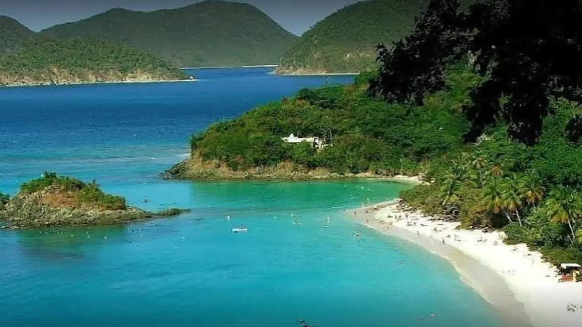 Panduan Hidden Gem Pantai Indonesia di Pulau Jawa. Nikmati senja eksotis Pelabuhan Ratu Sukabumi dan pesona air hijau toska di Teluk Hijau Banyuwangi.