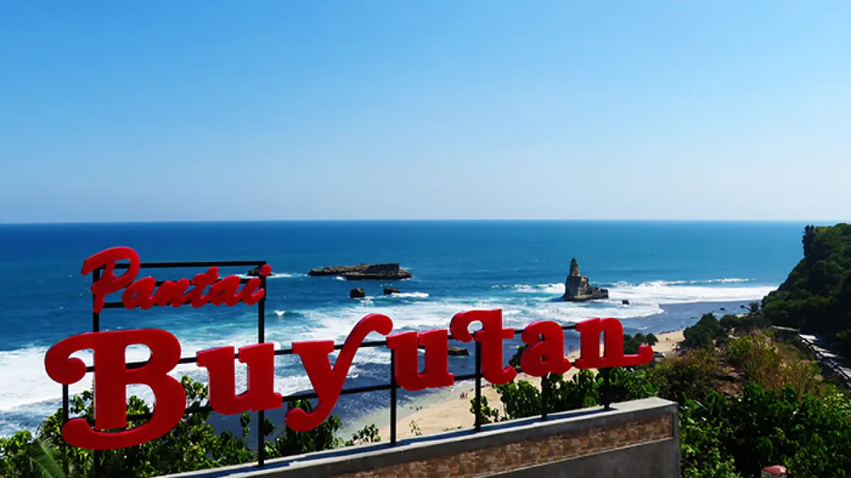Pantai Buyutan Pacitan menawarkan panorama Watu Narodo, pasir putih, camping ground, sunset memukau, dan tiket masuk hanya sekitar Rp10 ribu (Pinterest).