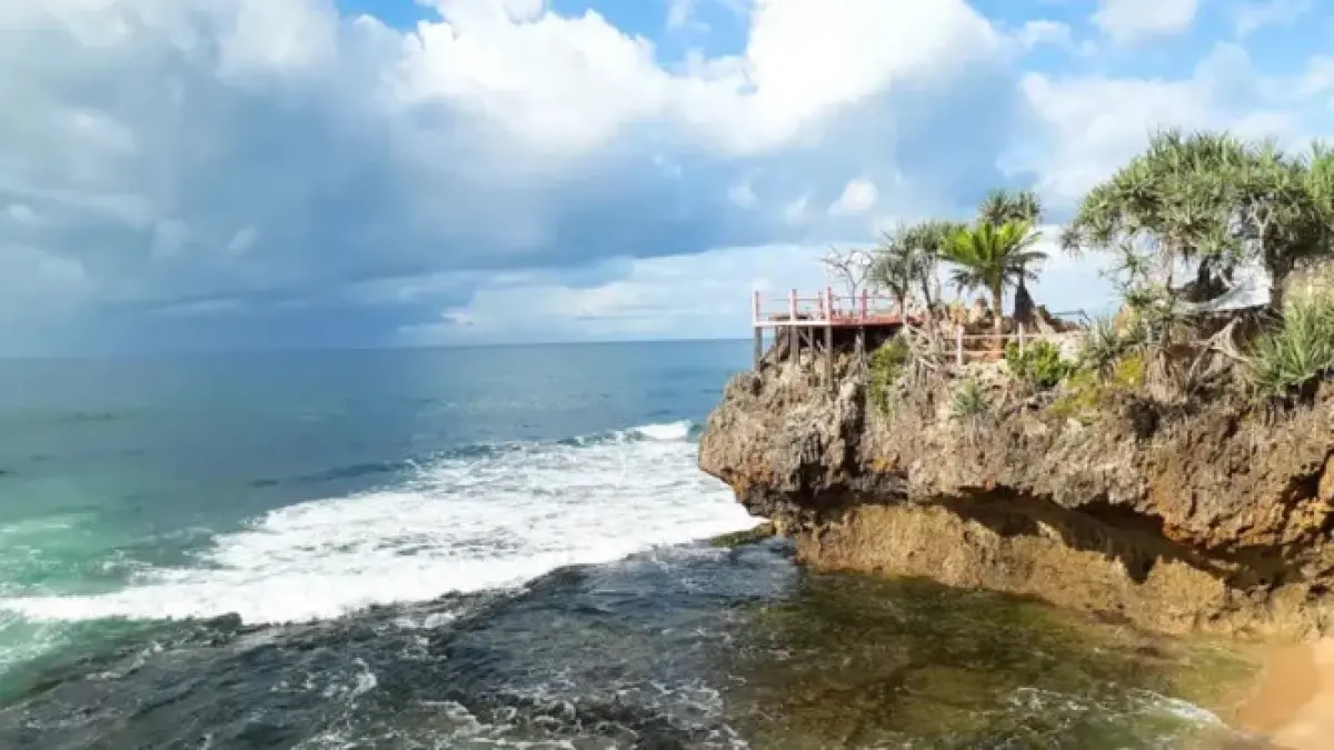 Pantai Ngobaran Gunungkidul menawarkan pura, candi kejawen, petilasan Prabu Brawijaya V, spot foto bernuansa Bali, dan panorama pantai yang unik (Pinterest).