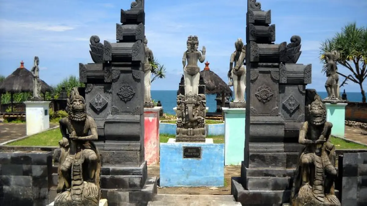 Pantai Ngobaran Jogja menawarkan wisata unik bernuansa Bali dengan pura di tepi laut, panorama karang eksotis, sejarah Majapahit, dan tiket terjangkau (Pinterest).