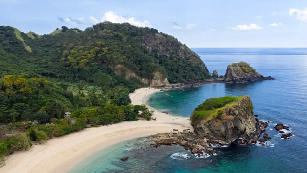Pantai Ngudel Malang kini punya bukit wisata baru dengan panorama laut memukau. Simak harga tiket, akses, fasilitas camping, dan spot sunset terbaik (Pinterest).