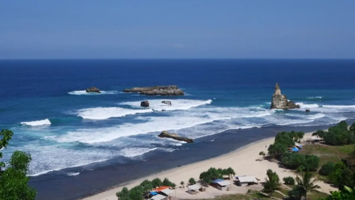 Pantai Nguyahan Gunung Kidul menawarkan pasir putih, air laut jernih, bukit hijau, suasana tenang, dan tiket masuk hanya Rp15 ribu (Pinterest).