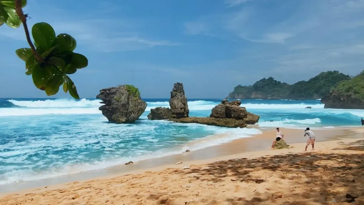 Pantai Selok Malang menawarkan air laut jernih, spot foto batu karang, area camping, dan tiket masuk hanya Rp15 ribu melalui kawasan Kondang Merak (Pinterest).
