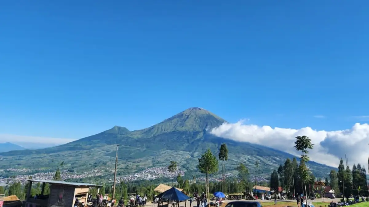 Pendakian Gunung Sindoro bersama pendaki asal Singapura menghadirkan kisah mencari jati diri, panorama puncak, hingga sejarah letusan gunung api aktif (Pinterest).