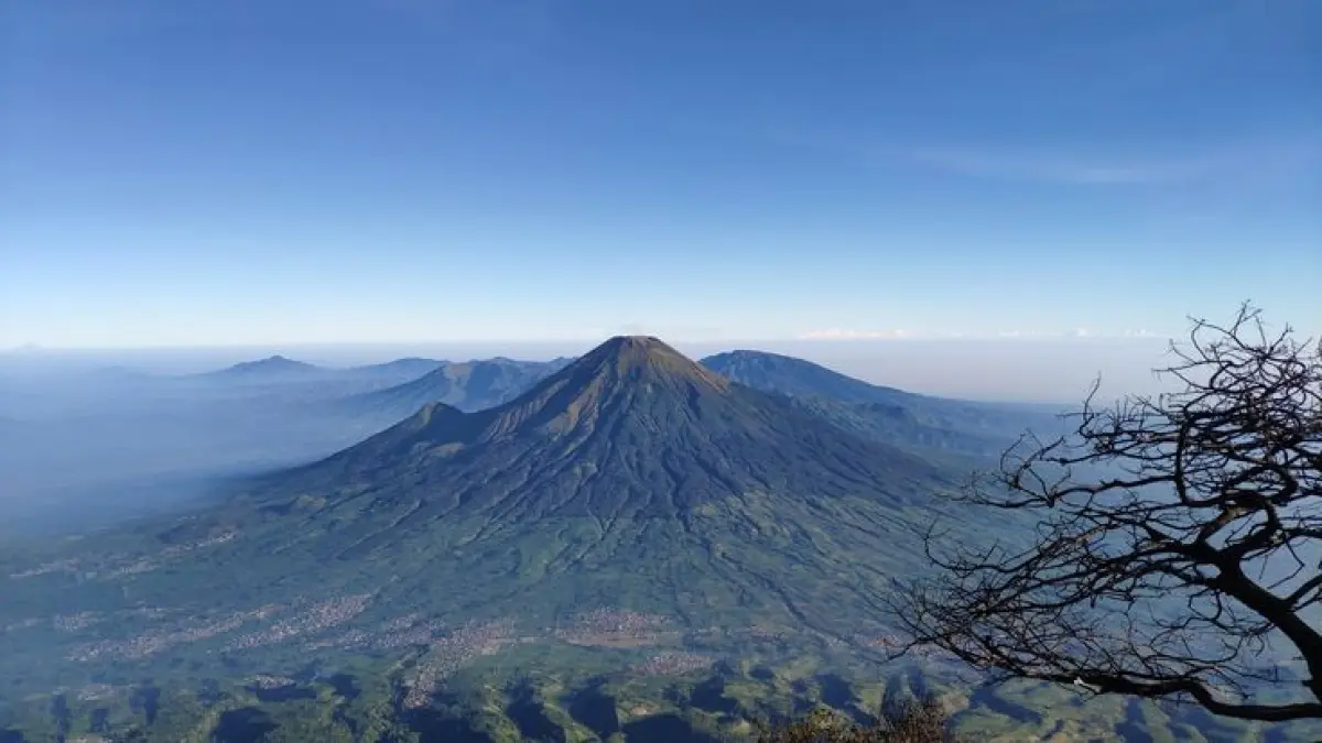 Pendakian Gunung Sindoro via Kledung menawarkan panorama spektakuler, namun jalur turun disebut lebih sulit daripada saat mendaki. Simak pengalaman lengkapnya (Pinterest).