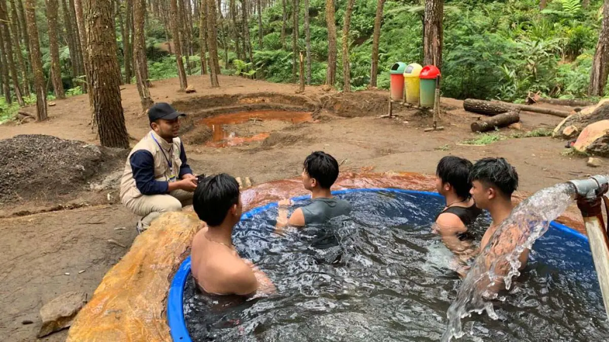 Wisata Tasikmalaya viral 2026 menghadirkan Agraah Hot Spring, Jabal Nur Hot Spring, Bukit Pasir Dago, hingga Awi Sorosod dengan tiket mulai Rp2.000 (Pinterest).