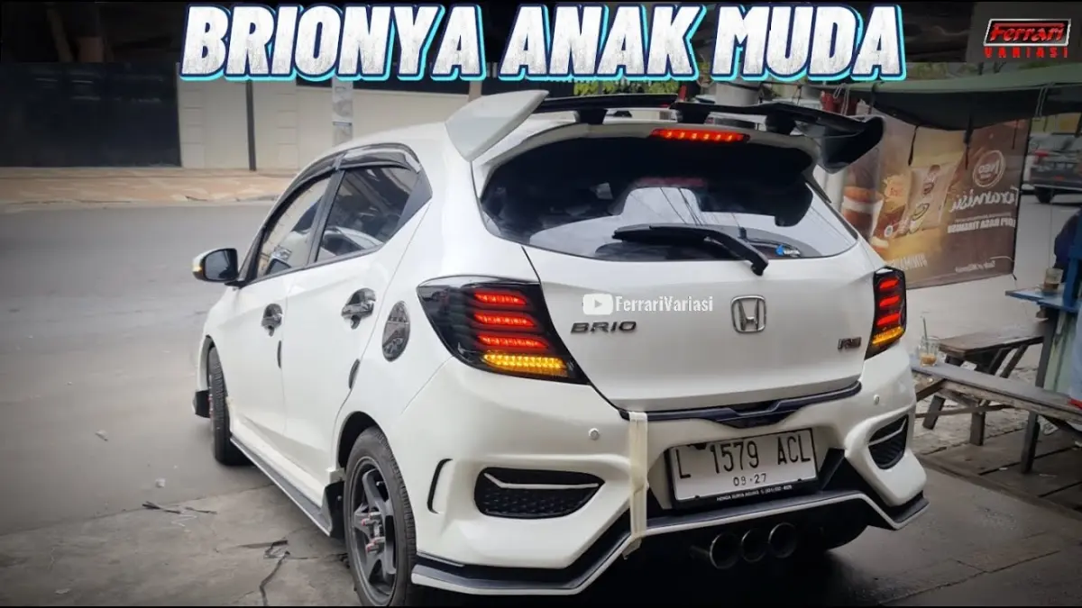 Modifikasi Honda Brio RS Type R tampil makin sporty dengan bodykit, stoplamp Mercy, spoiler Urban Night, serta interior premium yang bikin tampil beda. (Youtube. com)