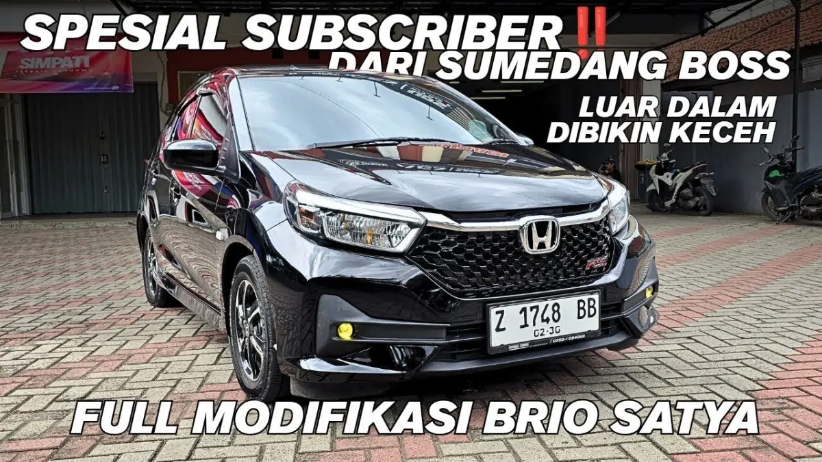 Modifikasi Honda Brio Satya bergaya RS 2025 tampil makin sporty berkat head unit Android 14, Mini Bi-LED, fog lamp tiga mode, dan diffuser baru. (Youtube. com)