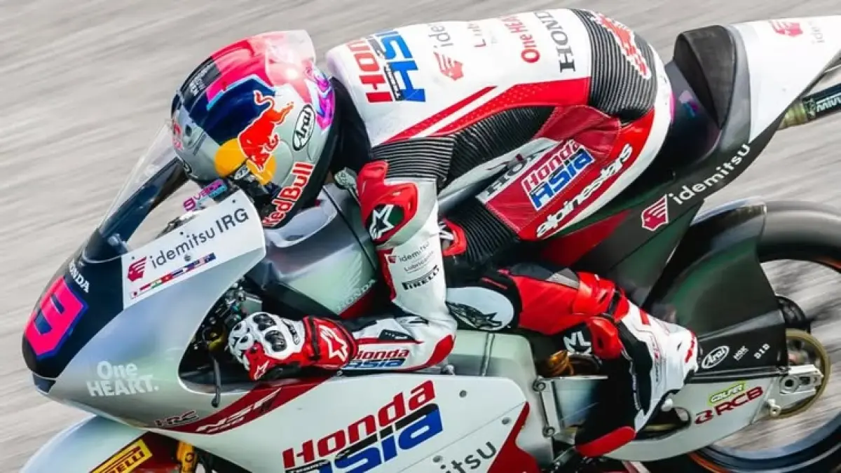 Feda Ega Pratama dipercaya menyerahkan trofi Red Bull MotoGP Rookies Cup di Assen. Momen ini memicu spekulasi soal perhatian Dorna terhadap talenta Indonesia (Pinterest).