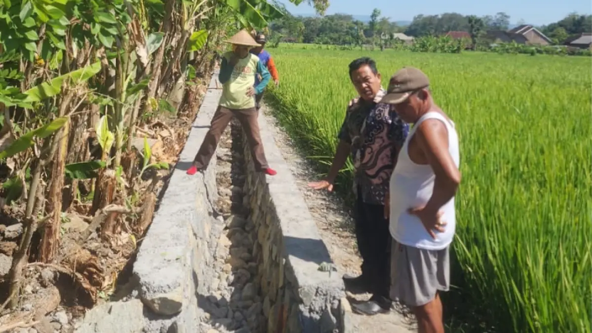 AIR LANCAR: Pembangunan saluran air untuk pertanian kurang lebih capai 175 meter di Desa Salamrejo, Kecamatan Karangan.(GUNAWAN/RADAR TRENGGALEK)