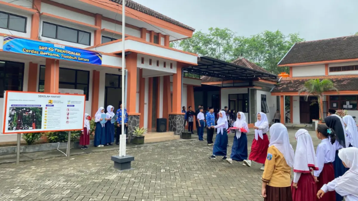 DITEMPAT LAMA: Para siswa SRT 50 Trenggalek saat melaksanakan kegiatan di sekolah rintisan.(ZAKI JAZAI/ RADAR TRENGGALEK)