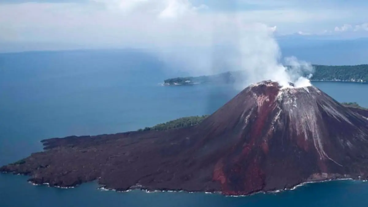 Gunung Anak Krakatau kembali erupsi, status naik menjadi Level III Siaga, warga diminta menjauhi radius 3 kilometer.