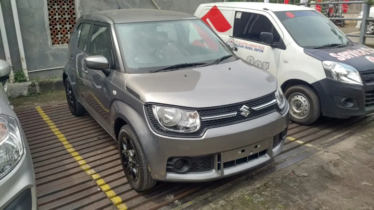 Suzuki Ignis GL 2026 dibanderol Rp139,5 juta dengan mesin 1.200 cc, ABS, velg 15 inci, dan fitur lengkap yang siap menantang mobil LCGC. (Youtube. com)