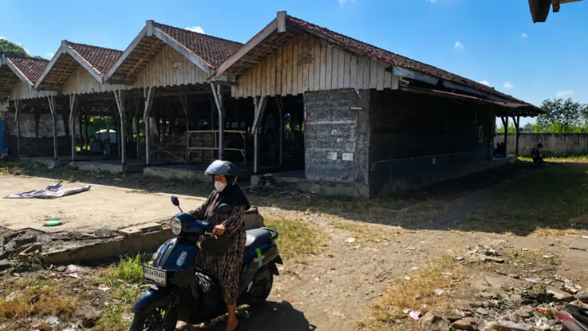 TAMBAH SEPI: Tampak suasana di Pasar Durenan sisi utara yang sepi dan kini dipusatkan di sisi selatan semua pedagang.(GUNAWAN/RADAR TRENGGALEK)
