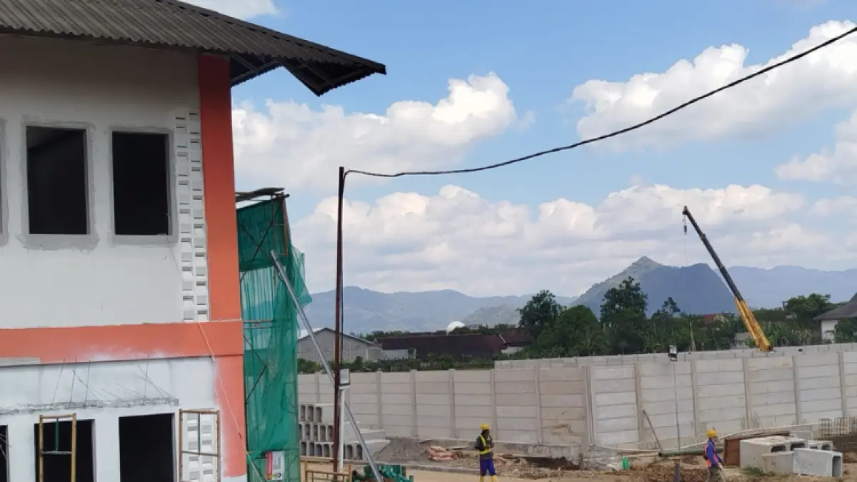 BAKAL DIMANFAATKAN: Pelaksanaan pembangun gedung Sekolah Rakyat di dekat Pasar Basah Trenggalek.(ZAKI JAZAI/RADAR TRENGGALEK)