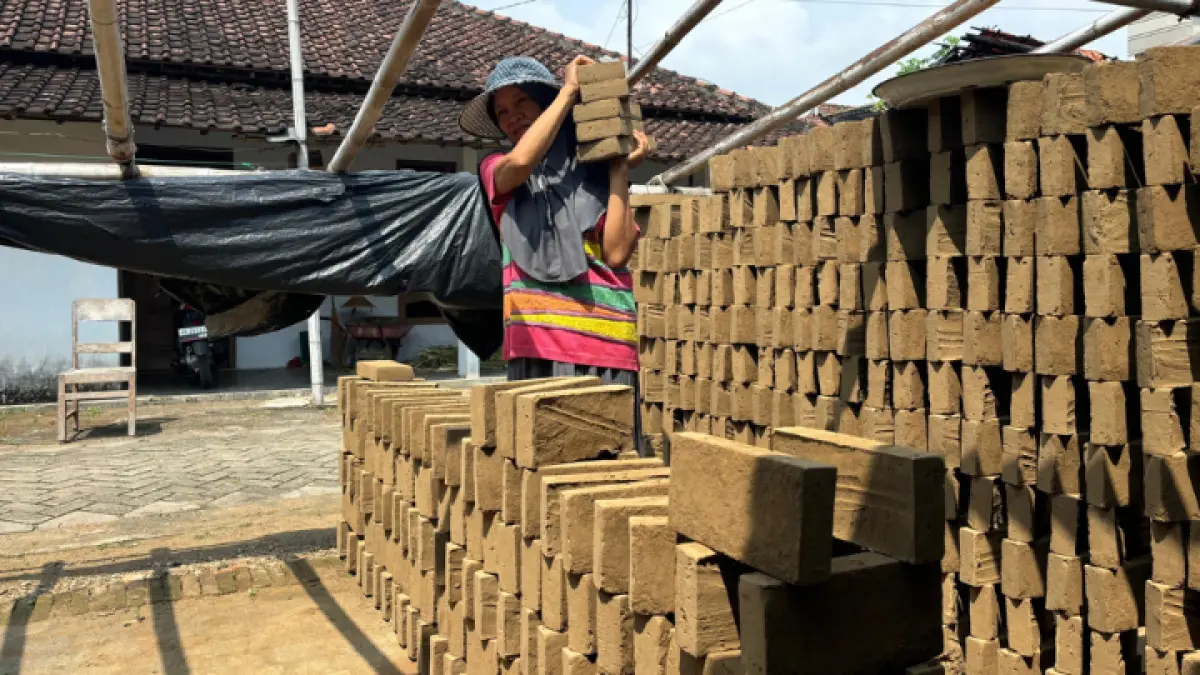 BERI PELUANG: Perajin bata di Desa Sukorejo,Kecamatan Gandusari,saat beraktivitas.(M.BIMA FAISAL/RADAR TRENGGALEK)