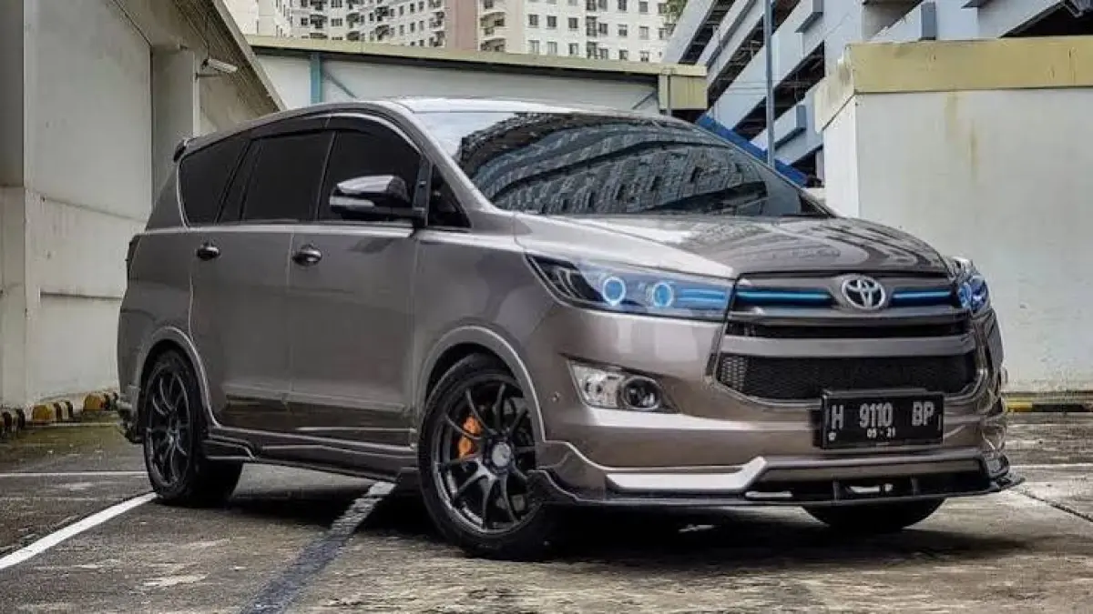 Bedah fitur canggih modifikasi mobil 2026 di Innova Reborn. Aplikasi vacuum door, footstep otomatis, jok elektrik, hingga sistem audio premium Alpine.