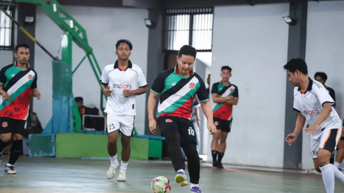 BUKAN HANYA MENANG: Bupati Trenggalek Mochamad Nur Arifin melakukan pertandingan ekshibisi pada pembukaan turnamen Futsal Dispora Cup I untuk menjaga kebugaran ASN demi meningkatkan pelayanan. (Dokpim, Zaki Jazai untuk Radar Trenggalek)