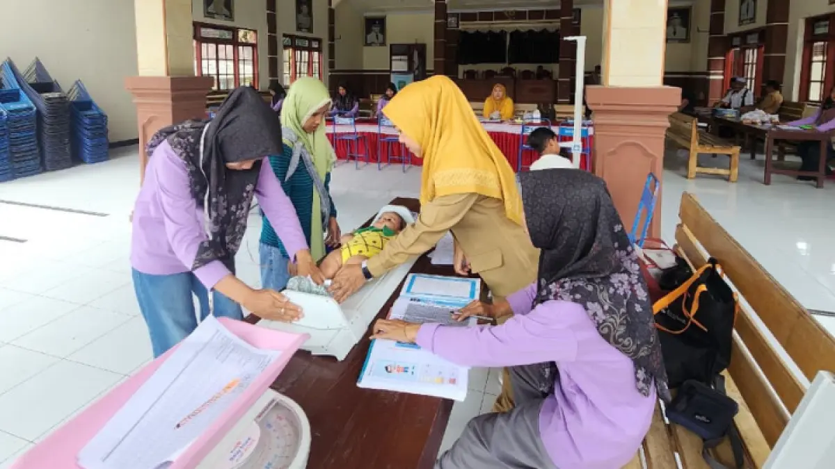  CEGAH DINI: Kegiatan posyandu di Desa Baruharjo, Kecamatan Durenan, sebagai bentuk layanan mendekatkan ke warga.(GUNAWAN/RADAR TRENGGALEK)