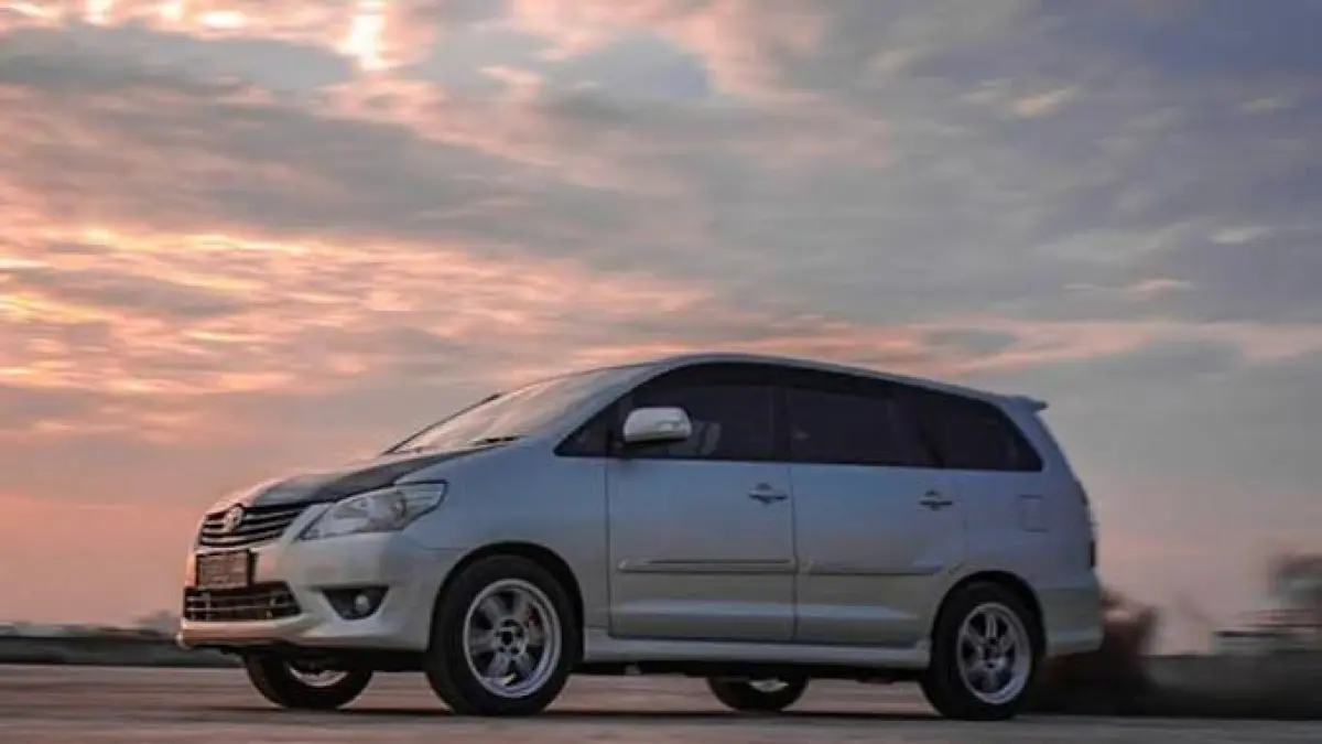 Inspirasi modifikasi mobil harian pada Toyota Innova Barong 2KD 2015. Tampil clean look dengan delete chrome, spion Odyssey RB1, dan mesin bertenaga.