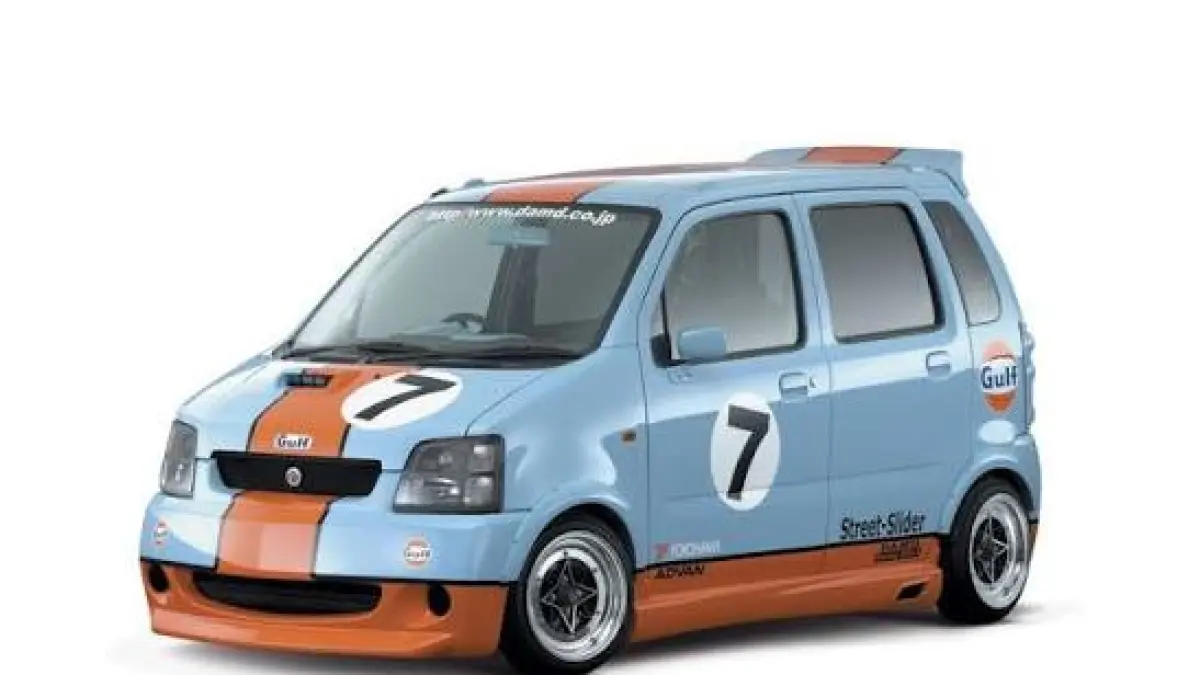 Inspirasi modifikasi Suzuki Karimun Wagon R GS matik bertema daily look. Tampil sangar dengan headlamp black housing, lips bumper, dan kustom spoiler minimalis.