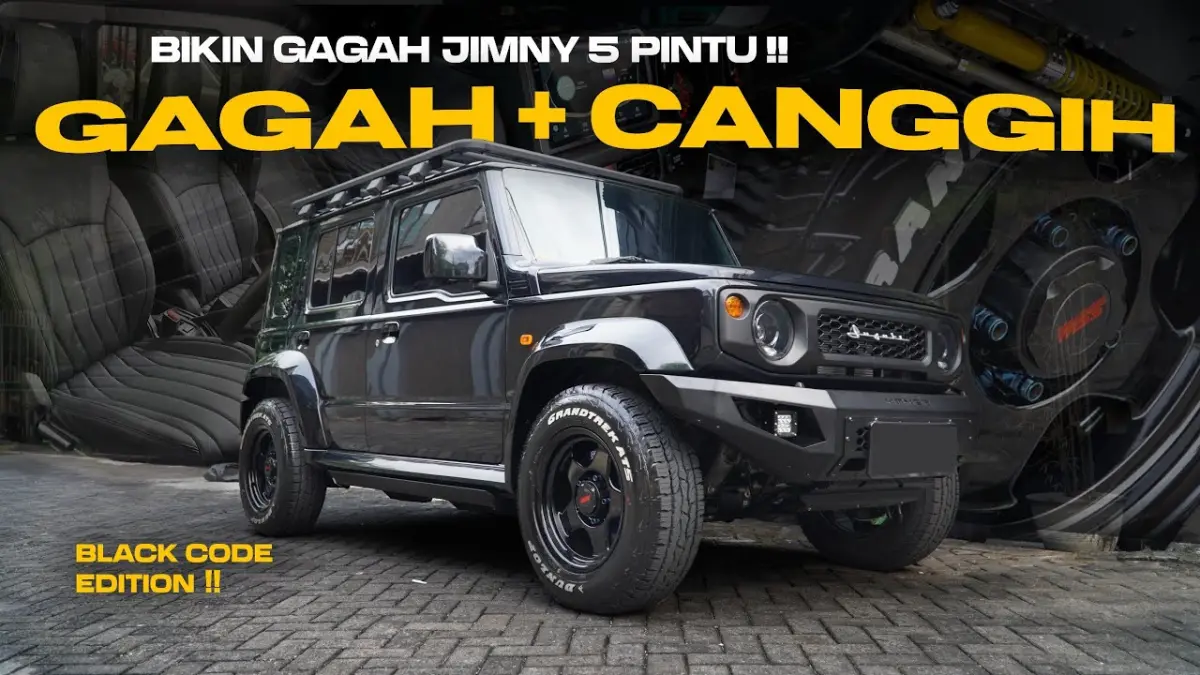 Modifikasi Suzuki Jimny 5 Door full black hadir dengan suspensi impor Australia, audio premium, dan interior mewah yang bikin nyaman dipakai harian. (Youtube. com)