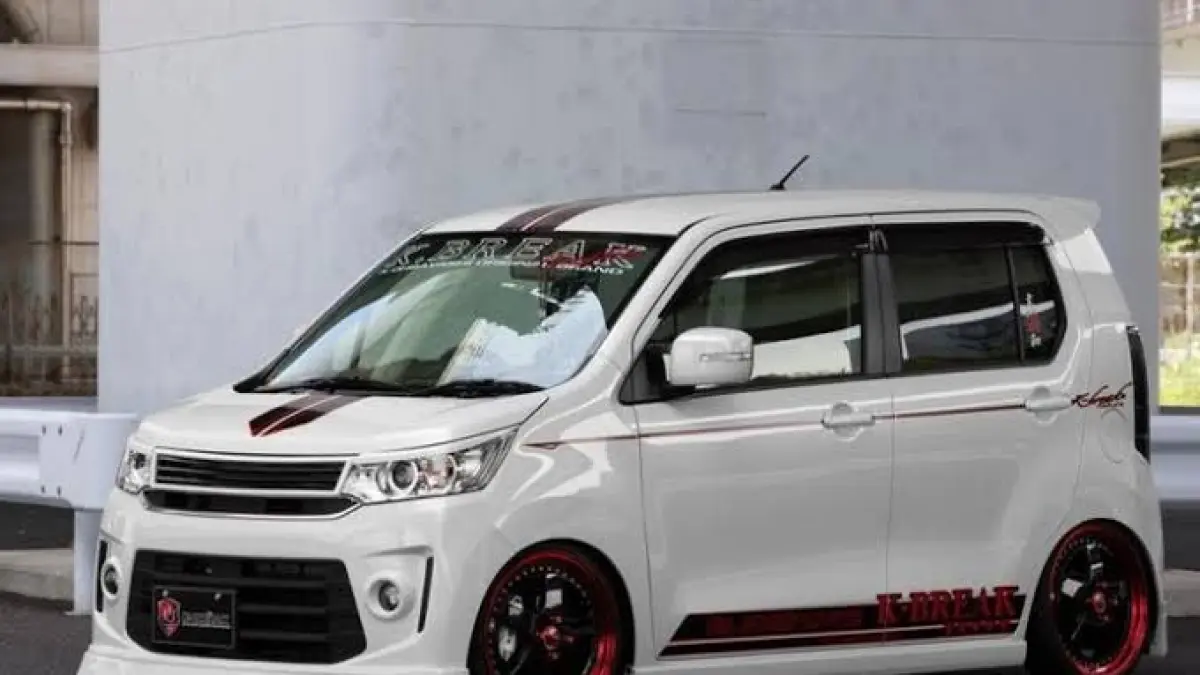 Modifikasi Suzuki Karimun Wagon R tampil mewah dengan instalasi sunroof Gold Blue dari Akasia Motor dan racikan per kombinasi Honda Jazz serta Freed.