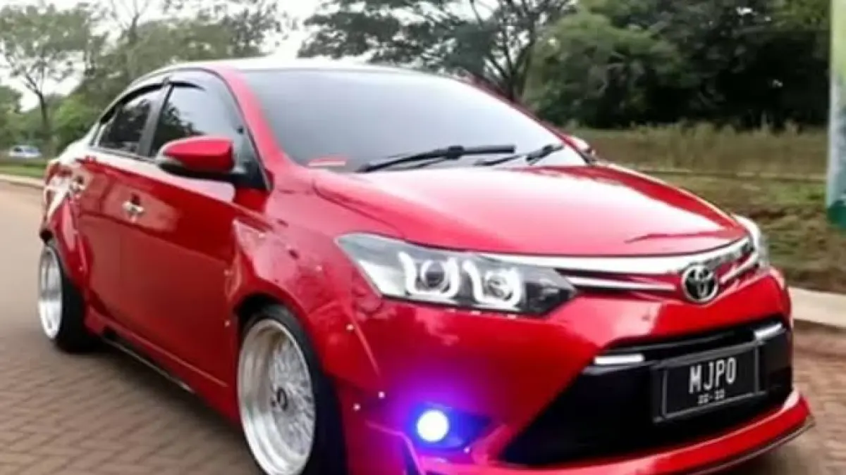 Paket modifikasi mobil simple elegan Vios Limo 2015 total Rp 122,5 juta. Sudah termasuk unit mobil, cat rose gold, velg ring 16, dan sunroof elektrik.
