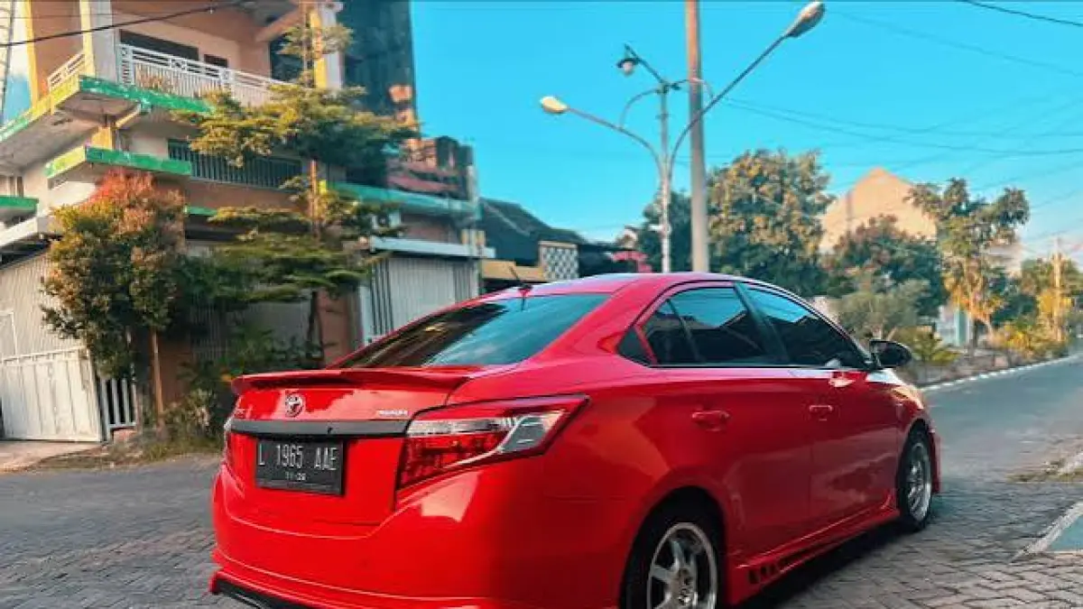 Sentuhan modifikasi mobil simple elegan interior Vios Limo 2015. Dilengkapi jok kulit kustom, head unit 10 inci, dan lampu rem unik motif love.