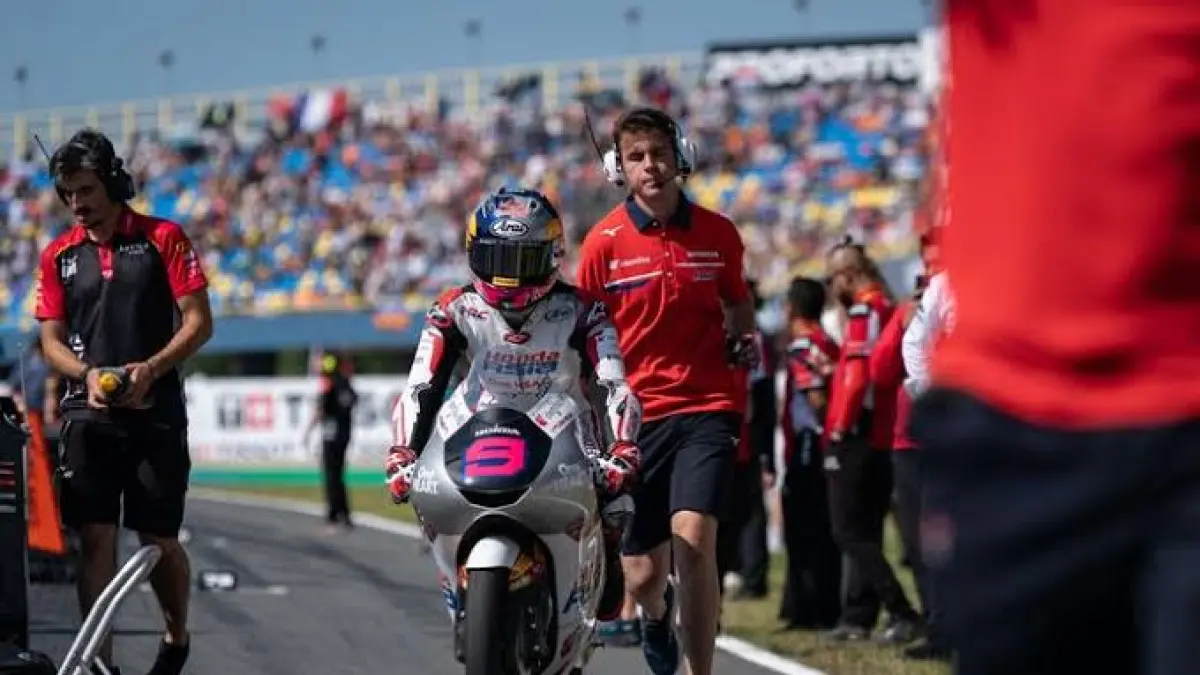 Viral isu Hakim Danish sindir hasil Moto3 Jerman 2026 Veda Ega Pratama sebagai kemenangan hoki. Redaksi pastikan drama perseteruan ini murni hoaks fiktif!