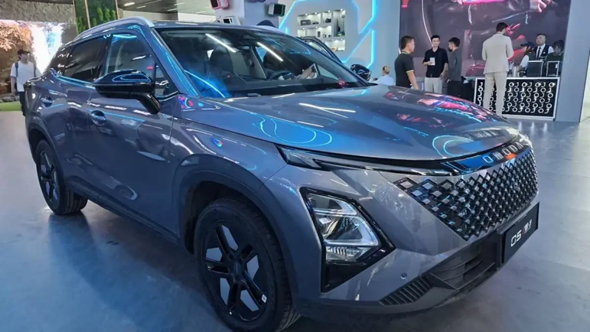  Chery C5 CSH Hybrid resmi meluncur di Indonesia dengan harga Rp399,9 juta. SUV full hybrid ini menawarkan konsumsi BBM 20 km/l dan fitur premium lengkap (Pinterest).