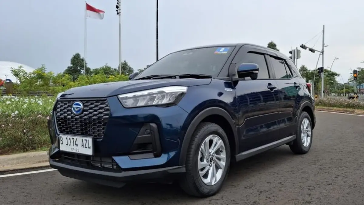 Daihatsu Rocky Hybrid 2026 resmi meluncur dengan harga Rp293 juta, memakai sistem e-Smart Hybrid dan konsumsi BBM diklaim hingga 28 km/liter (Pinterest).