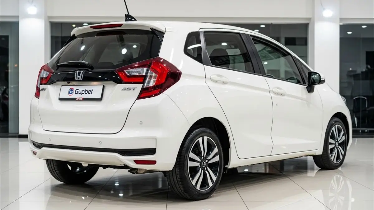 Honda Jazz 2026 hadir dengan mesin hybrid e, konsumsi BBM hingga 22 km/liter, Honda SENSING, dan harga mulai Rp265 jutaan. (Youtube. com)