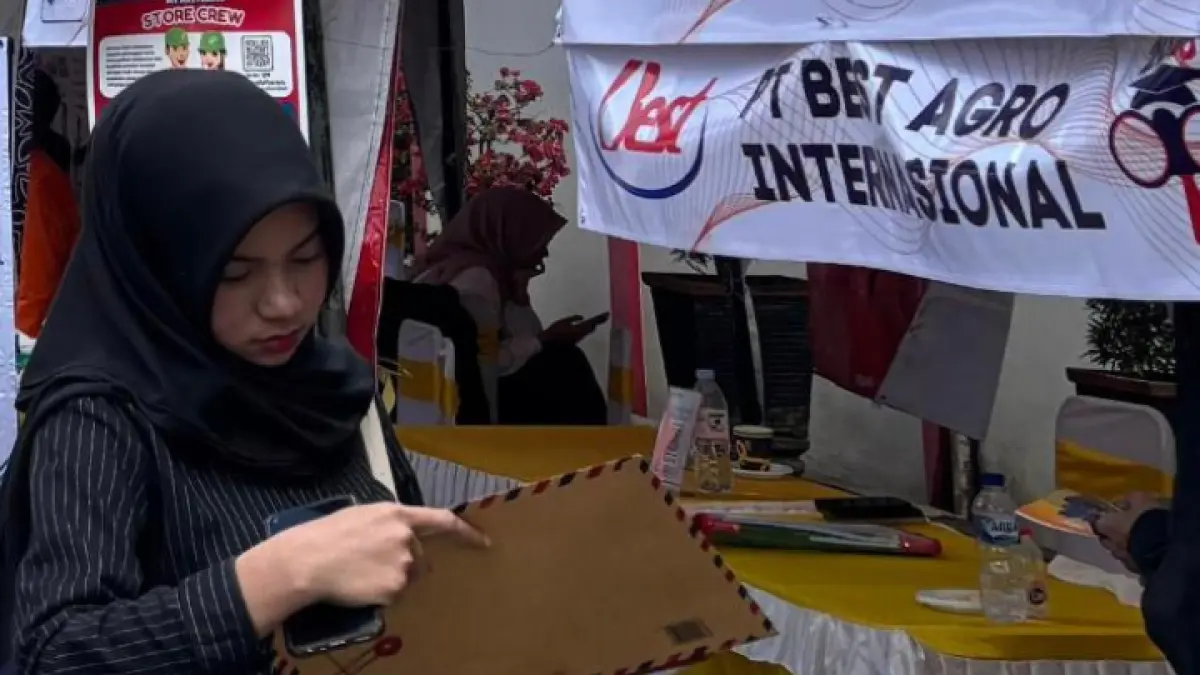 SEMOGA BERHASIL: Warga ketika mengikuti job fair dengan menyertakan berbagai syarat untuk pengisian lowongan kerja. (AMALIA RIZKY IP/RADAR TRENGGALEK)