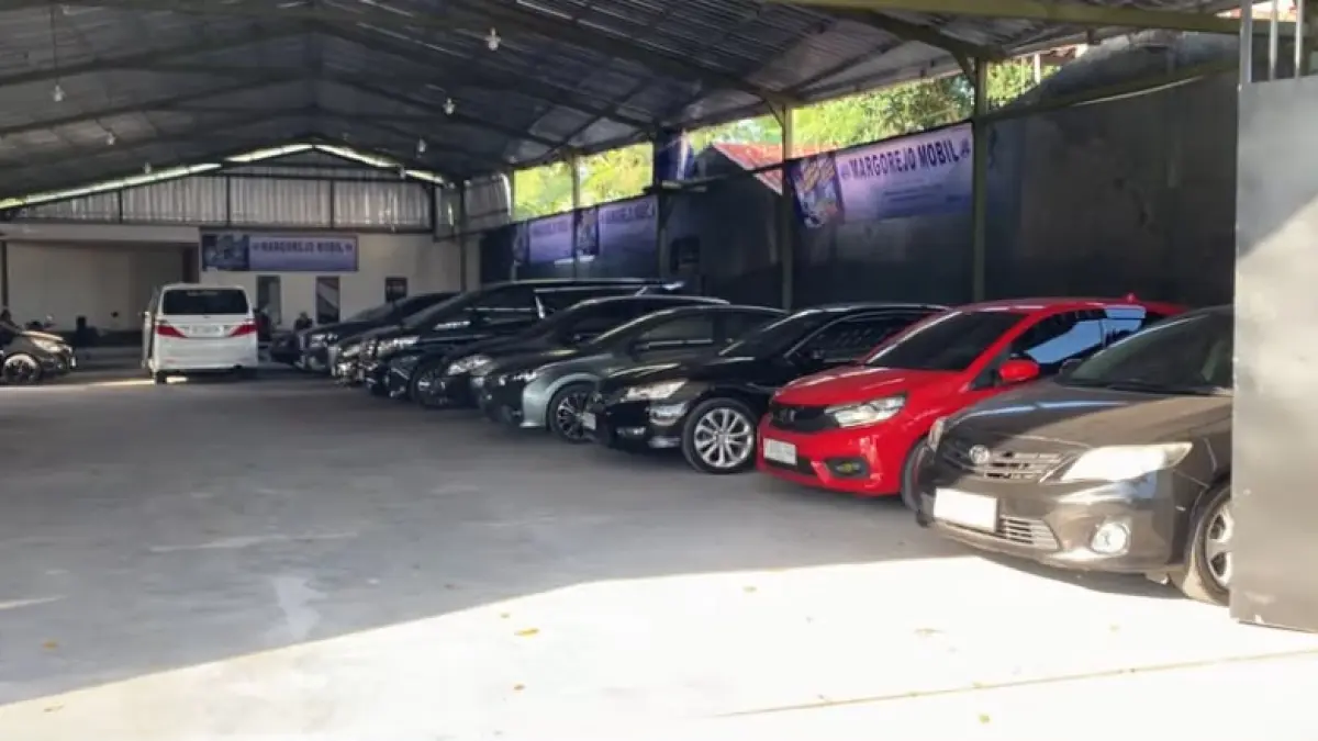 Cari mobil murah buat liburan? Intip bursa mobil bekas Yogyakarta di Margorejo Mobil Sleman. Banyak pilihan dari Brio hingga Alphard banting harga!  (Screenshot Youtube)