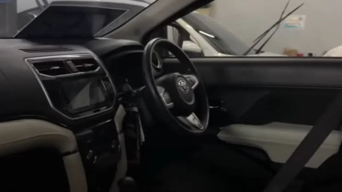 Mau liburan sekolah tapi cuma punya motor? Cek rekomendasi mobil bekas murah di bawah cepek di Cinere ini. Ada Grand Livina & Datsun Go cicilan Rp1 jutaan! (Screenshot Youtube)
