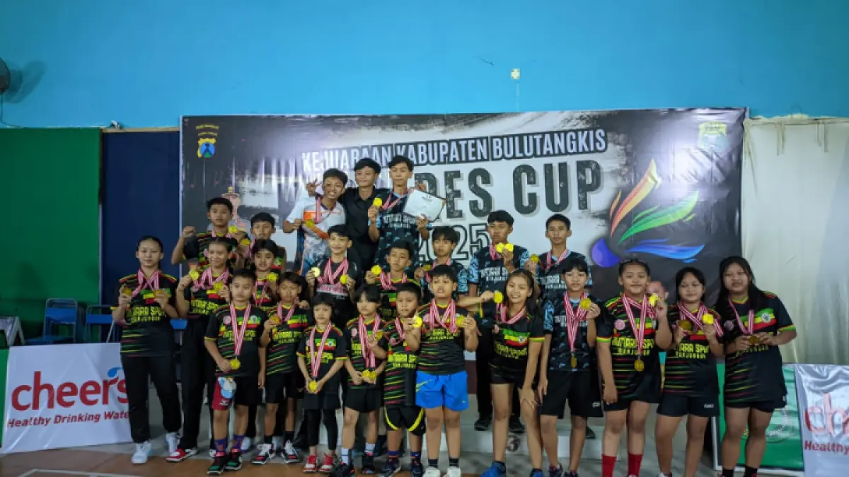 Para atlet PB Mutiara Selatan menunjukkan mendali hasil perjuangan usai mendominasi Kejurkab Bulu Tangkis Trenggalek 2026.