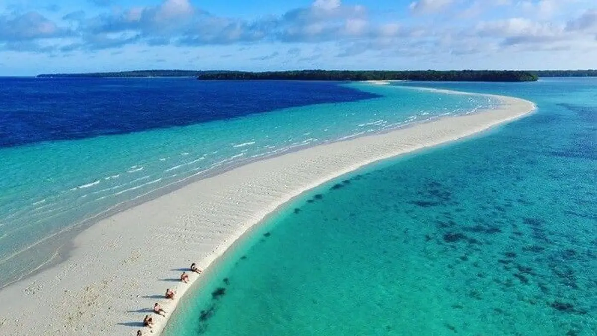 10 pantai terindah di Indonesia menawarkan panorama laut spektakuler, mulai dari Bali, Komodo, Derawan hingga Maluku yang wajib masuk daftar liburan Anda (Pinterest).
