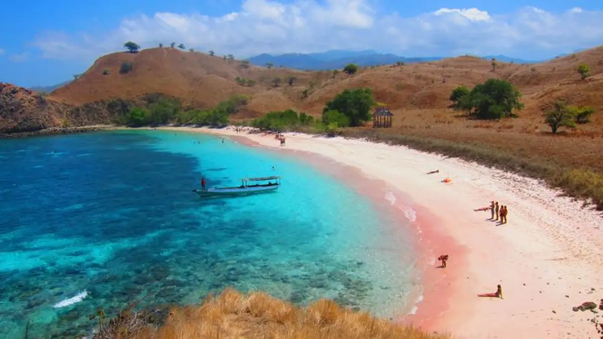 10 pantai terindah di Indonesia menawarkan panorama memukau. Raja Ampat, Pink Beach Komodo, Pantai Ora hingga Nihiwatu wajib masuk daftar liburan Anda (Pinterest).