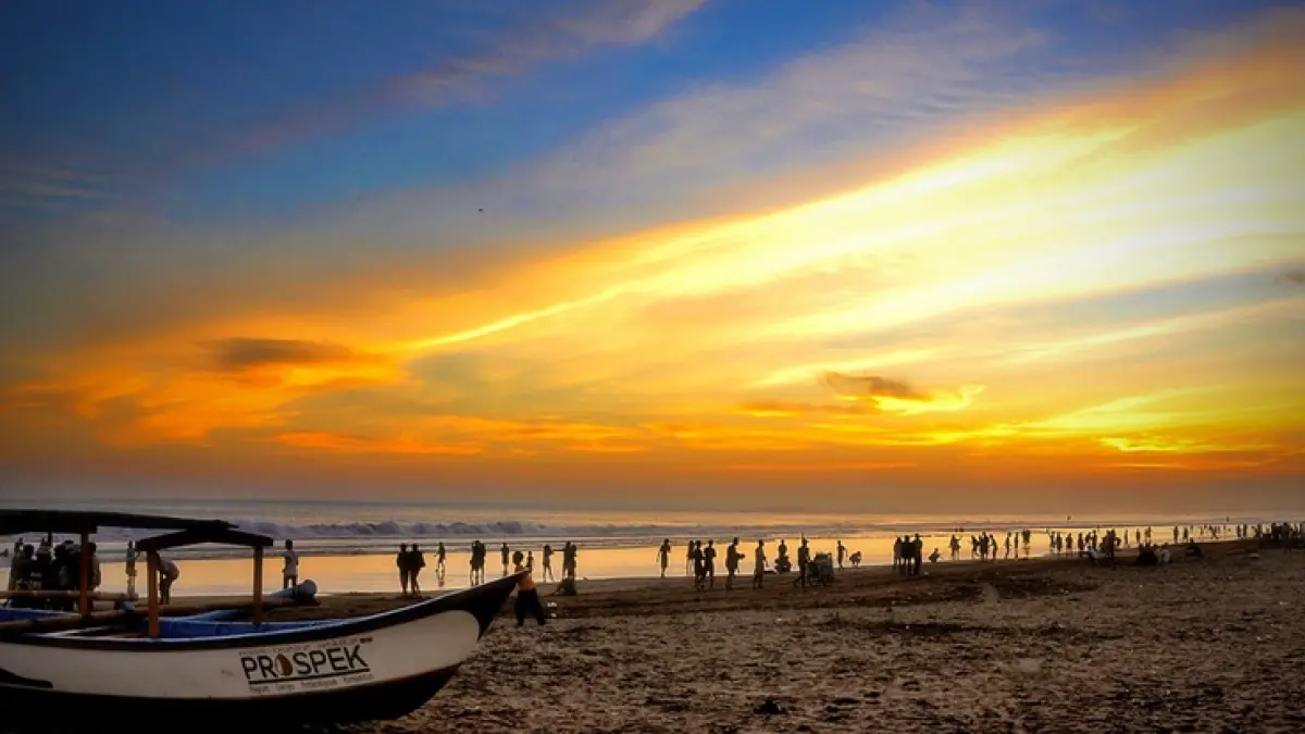 10 tempat wisata Pangandaran terbaru 2026 menawarkan Green Canyon, Pantai Batu Karas, Jembatan Sodong Kopo hingga Pantai Madasari yang wajib dikunjungi (Pinterest).
