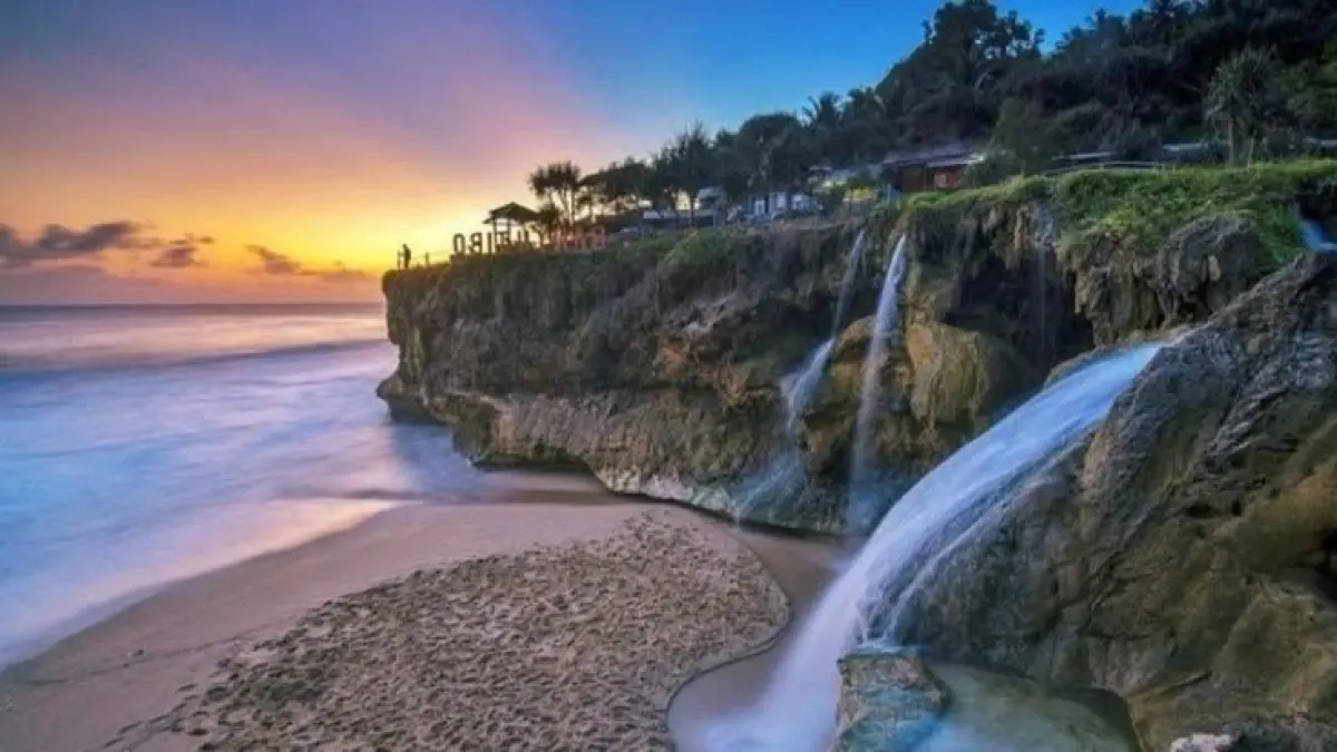 15 pantai terindah di Pacitan 2026 menawarkan panorama eksotis, mulai Pantai Klayar, Watu Karung, Banyu Tibo hingga Teleng Ria yang wajib dikunjungi (Pinterest).