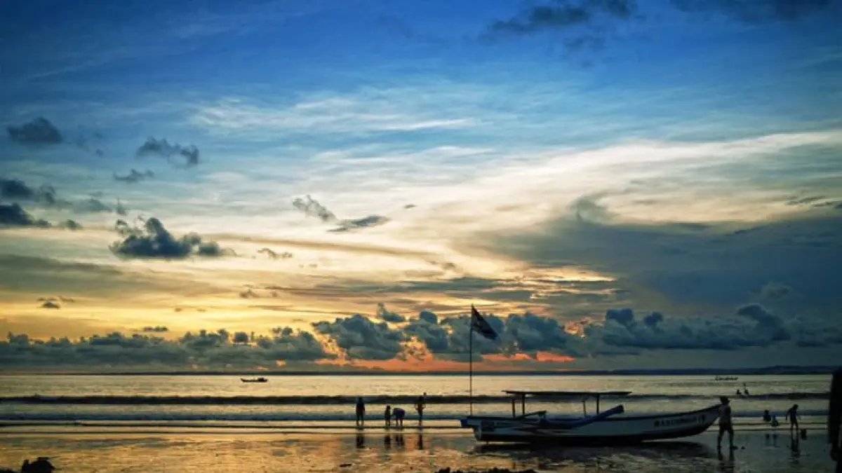 Hotel dekat Pantai Pangandaran terbaik 2026 dengan tarif mulai Rp637 ribu per malam. Simak rekomendasi hotel nyaman dekat pantai untuk liburan keluarga (Pinterest).