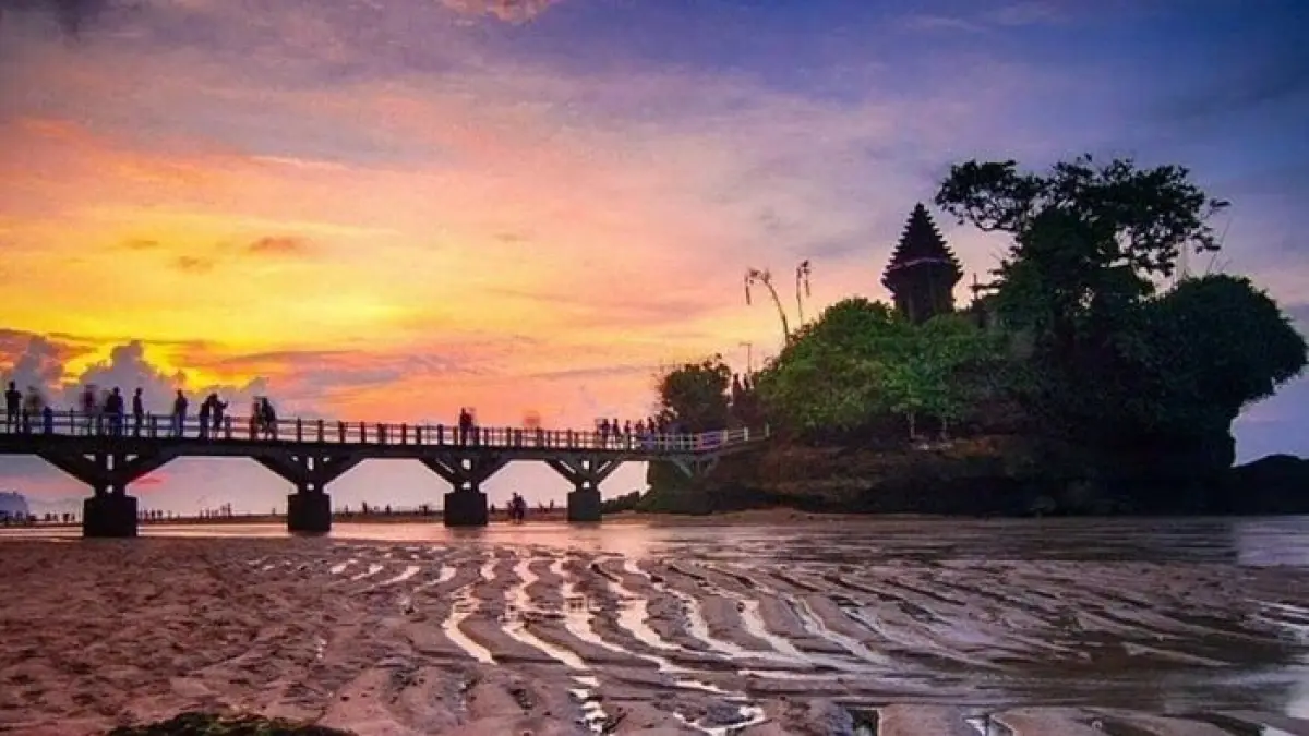 Pantai Jembatan Panjang Malang menawarkan panorama laut, Pulau Hanoman, dan jembatan ikonik yang menjadi destinasi wisata favorit 2026 (Pinterest).