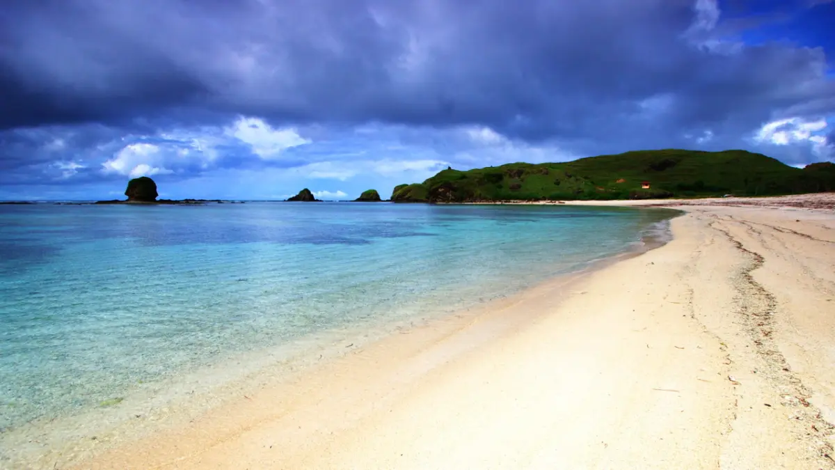 Pantai terindah di Lombok menawarkan pasir putih, Pantai Pink, Gili Trawangan, Senggigi, hingga Selong Belanak yang cocok untuk liburan (Pinterest).