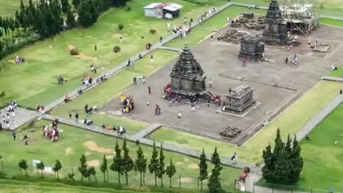 Butuh ide liburan? Simak rekomendasi 56 tempat wisata di Indonesia paling eksotis dan populer dari Sabang hingga Papua. Temukan surga impian Anda di sini! (Screenshot Youtube)