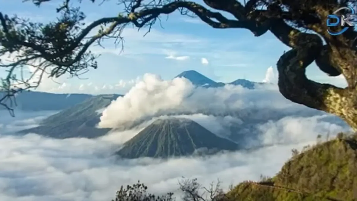 Butuh referensi liburan? Ini 15 rekomendasi tempat wisata di Karanganyar paling hits di lereng Gunung Lawu. Dari air terjun asri hingga glamping mewah! (Screenshot Youtube)