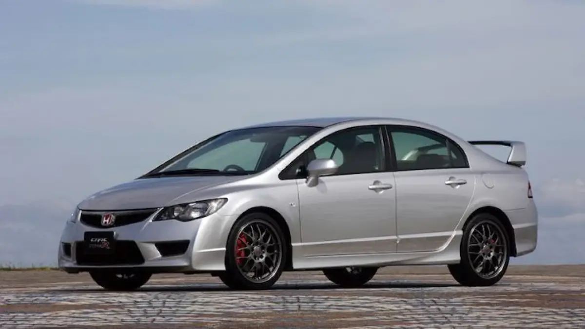 Honda Civic FD bekas masih menjadi incaran berkat desain timeless, performa nyaman, dan harga Rp110-150 juta yang kini setara mobil LCGC baru (Pinterest).